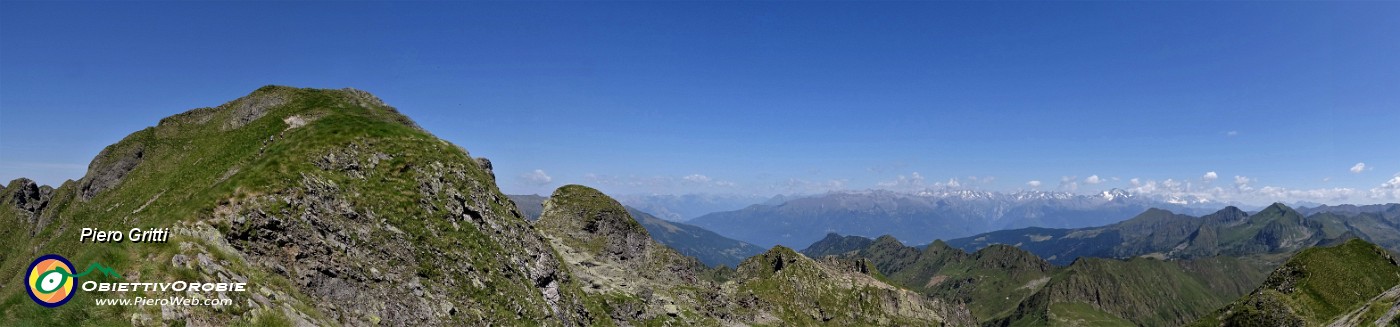 54 Panoramica verso la Valtellina e le Alpi Retiche.jpg
